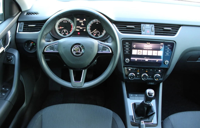 Skoda Octavia cena 58900 przebieg: 121145, rok produkcji 2019 z Radom małe 211